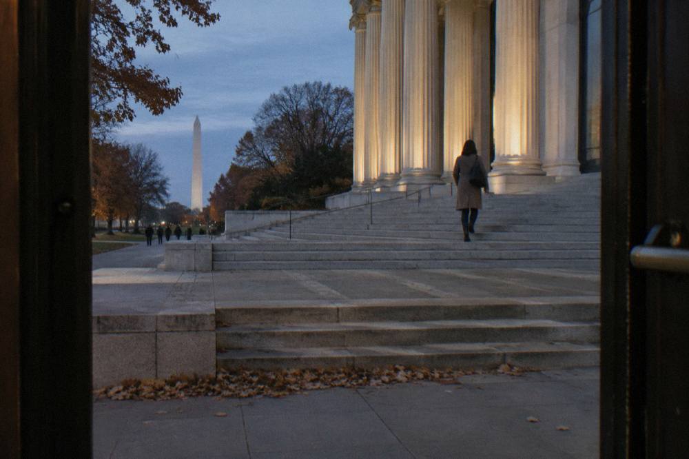 Classical stone columns and a broad staircase at the Smithsonian American Art Museum under a clear sky